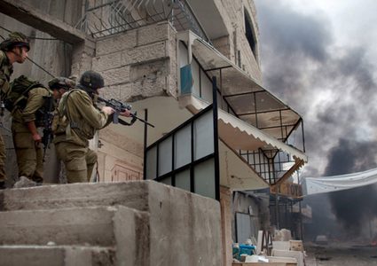 الاحتلال يصيب شابين ويعتقل آخر من مخيم الدهيشة