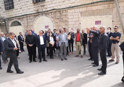 الاحتلال يمنع دبلوماسيين دوليين من دخول شارع الشهداء في الخليل