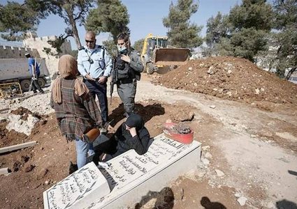 الاحتلال يواصل تهويد المقبرة اليوسفية بالقدس ويجرف محيط مدخلها