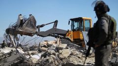 جرافات الإحتلال تهدم منزلاً في حورة بالنقب