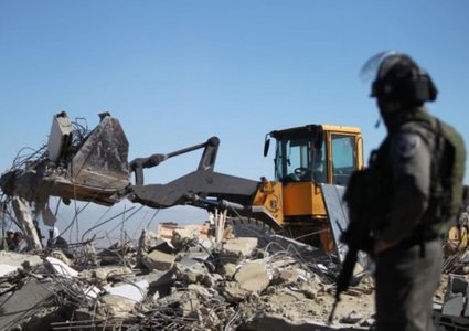 جرافات الإحتلال تهدم منزلاً في حورة بالنقب