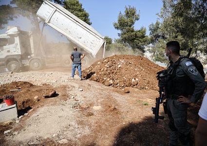 الاحتلال يواصل تهويد مقبرة اليوسفية ويغطي جزءا منها بالعشب