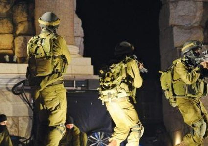 الخليل: الاحتلال يعتقل مواطناً وزوجته من بلدة صوريف