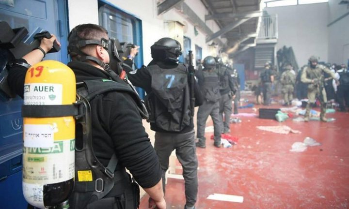 وحدات القمع تقتحم سجن "جلبوع" وتُجري تفتيشات استفزازية لغرف