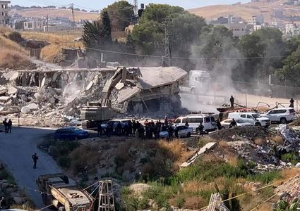 القدس: الاحتلال يهدم منزلا بالمكبر ومحلين تجاريين في حزما