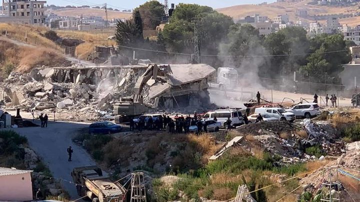 القدس: الاحتلال يهدم منزلا بالمكبر ومحلين تجاريين في حزما