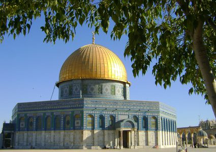 القدس: شرطة الاحتلال تقتحم قبة الصخرة المشرفة