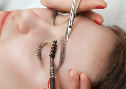 طرق طبيعية للتخفيف من تساقط شعر الحاجب