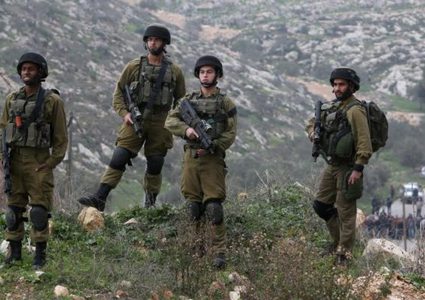 الخليل: قوات الاحتلال تغلق نبعة مياه بالإسمنت المسلح شرق بيت أمر