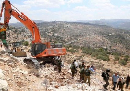 جرافات الاحتلال تغلق الطرق المؤدية الى جبل صبيح