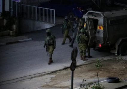 قوات الاحتلال تعتقل شابين من صوريف غرب الخليل