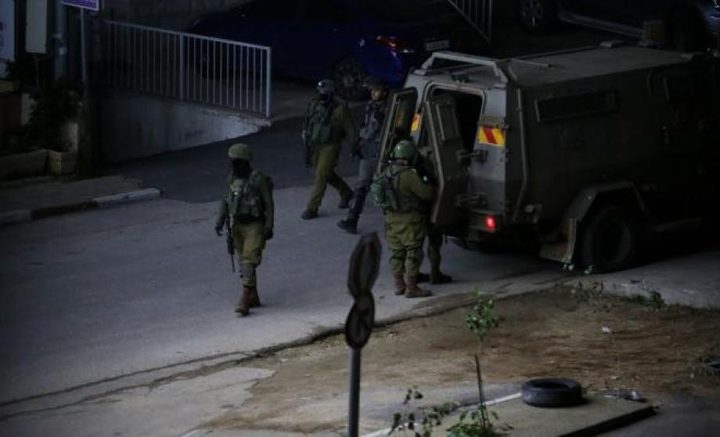 قوات الاحتلال تعتقل شابين من صوريف غرب الخليل