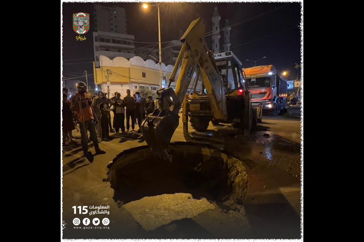 انفجار خط صرف صحي في شارع الرشيد غرب مدينة غزة