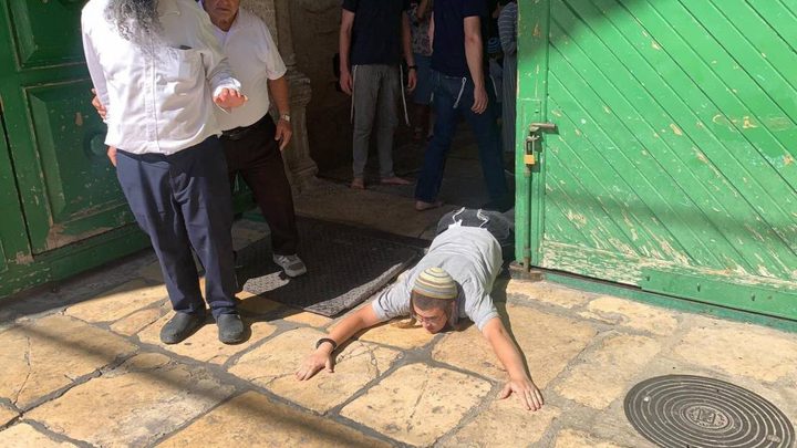 مستوطنون يؤدون طقوسا تلمودية قرب أحد أبواب المسجد الأقصى