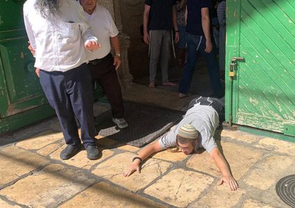 مستوطنون يؤدون طقوسا تلمودية قرب أحد أبواب المسجد الأقصى