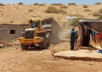 الاحتلال يشرع بتفكيك وهدم منشآت في الأغوار