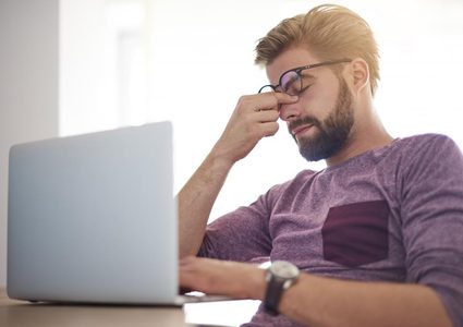 ما هي المسافة الآمنة بين شاشة الكمبيوتر والعين ؟