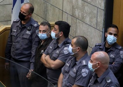 الاحتلال يواصل اعتقال الأسير يعقوب قادري في ظروف قاسية