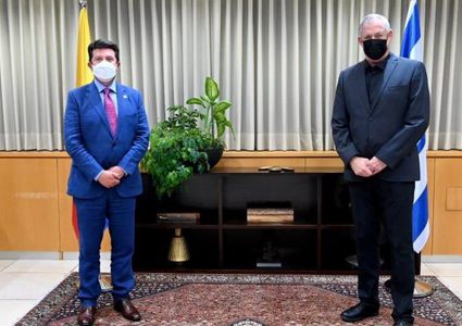 غانتس يعقد اجتماعاً مع نظيره الكولومبي