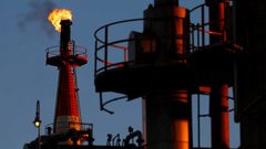 أسعار النفط تصعد بعد رفع "أرامكو" سعر بيع الخام