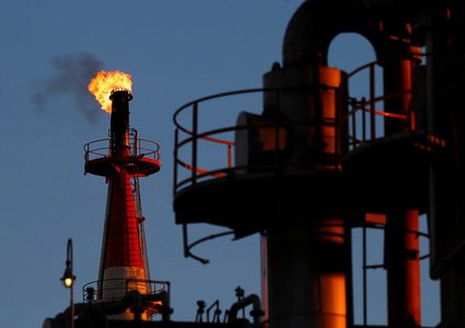 أسعار النفط تصعد بعد رفع "أرامكو" سعر بيع الخام