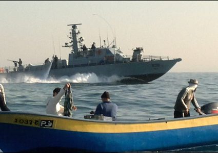 زوارق بحرية الاحتلال تستهدف الصيادين بقطاع غزة