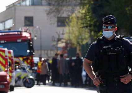 نجاة شرطي فرنسي من محاولة طعن