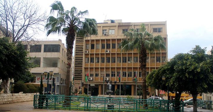 أصحاب البسطات في السوق الشرقي يحتجون أمام بلدية نابلس على ازالته