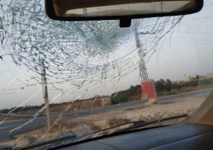 مستوطنون يهاجمون مركبات المواطنين بالحجارة جنوب جنين