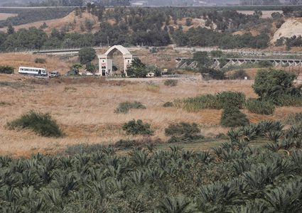 الاحتلال يعتقل شخصين تسللا من غور الأردن