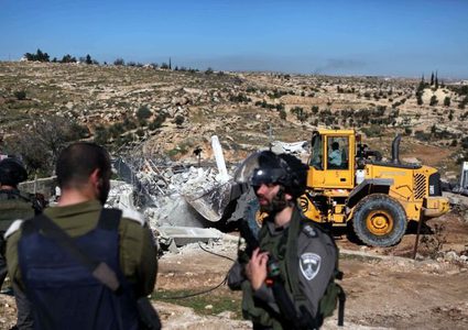 قوات الاحتلال تهدم منزلين غرب بيت لحم