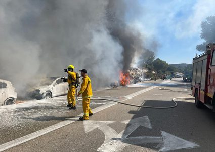 اندلاع حريق بسيارات وحرش في جبال الكرمل