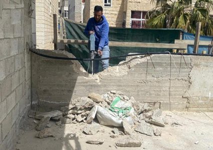 الاحتلال يجبر مقدسيا على هدم منزله ذاتياً في بلدة المكبر بالقدس