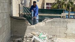 الاحتلال يجبر مقدسيا على هدم منزله ذاتياً في بلدة المكبر بالقدس