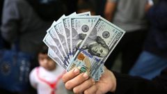 لماذا انخفض سعر صرف الدولار ثم ارتفع مجددًا؟