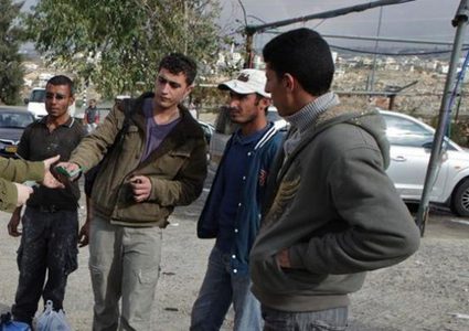 اعتقال 40 عاملًا فلسطينيًا بحجة عدم امتلاكهم تصاريح عمل