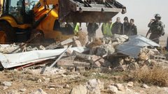 الاحتلال يهدم بركسا لتربية المواشي جنوب بيت لحم