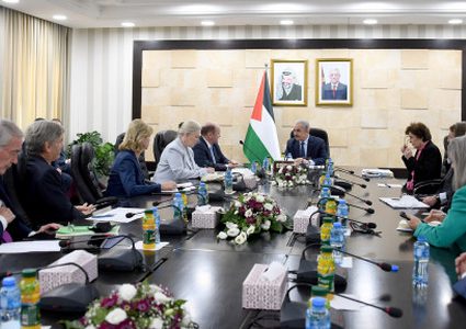 اشتية: إسرائيل تجر المنطقة لوضع خطير بانتهاكاتها لحقوق الإنسان