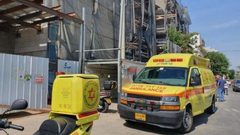 سقوط عامل من علو وإصابته خطيره