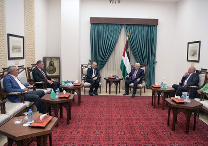 الرئيس يستقبل رئيس سلطة الأراضي