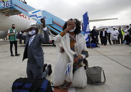 الاحتلال يتعهد بإعادة مهاجرين إثيوبيين في حال ارتكابهم أي مجازر