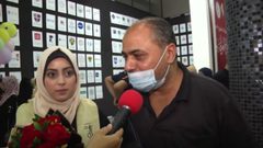 غزي يهدي ابنته مبلغ مالي بمناسبة تخرجها