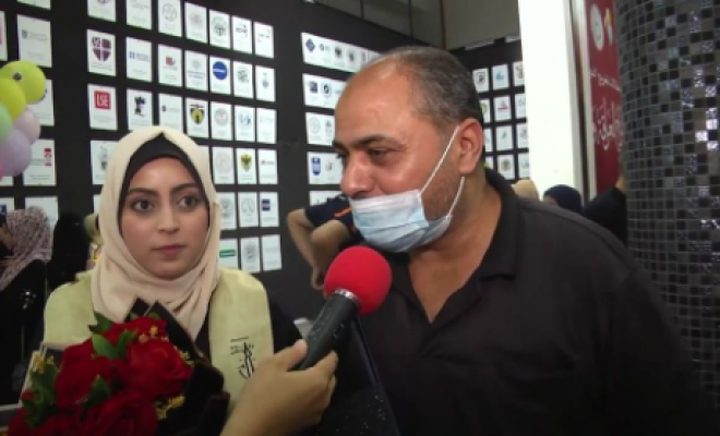 غزي يهدي ابنته مبلغ مالي بمناسبة تخرجها