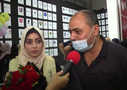 غزي يهدي ابنته مبلغ مالي بمناسبة تخرجها