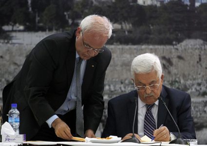 الرئيس يمنح الراحل صائب عريقات وسام نجمة الشرف من الدرجة الأولى