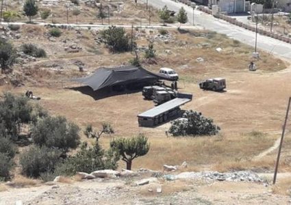 مستوطنون ينصبون خيمة في منطقة "خلة الضبع" بمسافر يطا