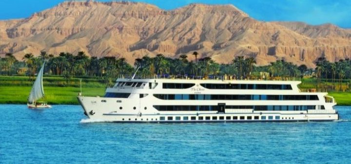 جنوح باخرة تحمل عشرات السياح في نيل أسوان
