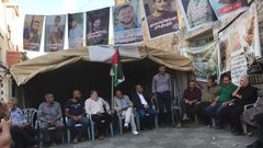 ذوو شهداء وأسرى وأسرى محررون يطالبون باسترداد جثامين الشهداء