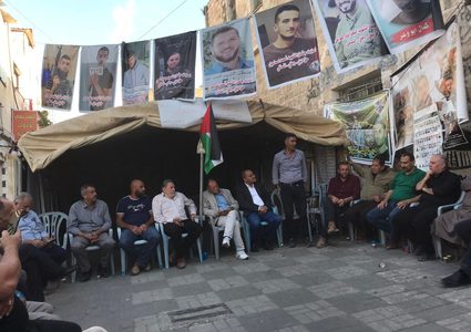 ذوو شهداء وأسرى وأسرى محررون يطالبون باسترداد جثامين الشهداء