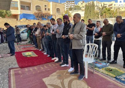 مقدسيون يؤدون صلاة الجمعة أمام بناية مهددة بالهدم في الطور